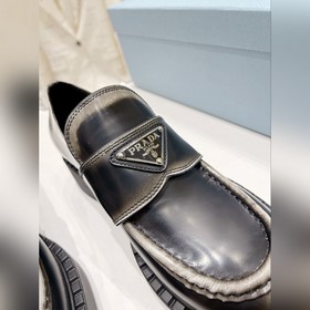Prada 2023 Новогодняя коллекция. Ретро-лодочки на толстой подошве