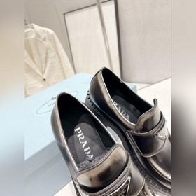 Prada 2023 Новогодняя коллекция. Ретро-лодочки на толстой подошве