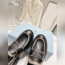 Prada 2023 Новогодняя коллекция. Ретро-лодочки на толстой подошве
