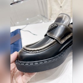 Prada 2023 Новогодняя коллекция. Ретро-лодочки на толстой подошве