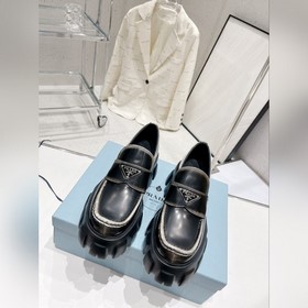 Prada 2023 Новогодняя коллекция. Ретро-лодочки с треугольной пряж