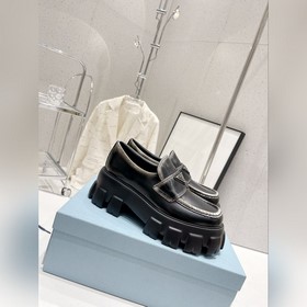 Prada 2023 Новогодняя коллекция. Ретро-лодочки с треугольной пряж
