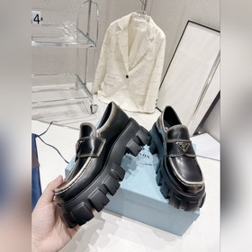 Prada 2023 Новогодняя коллекция. Ретро-лодочки с треугольной пряж
