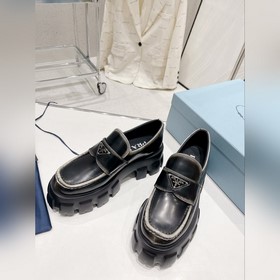 Prada 2023 Новогодняя коллекция. Ретро-лодочки с треугольной пряж