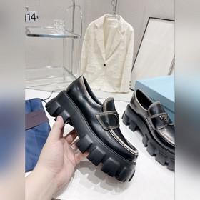 Prada 2023 Новогодняя коллекция. Ретро-лодочки с треугольной пряж