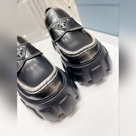 Prada 2023 Новогодняя коллекция. Ретро-лодочки с треугольной пряж