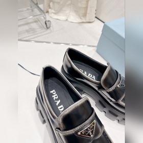 Prada 2023 Новогодняя коллекция. Ретро-лодочки с треугольной пряж