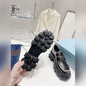 Prada 2023 Новогодняя коллекция. Ретро-лодочки с треугольной пряж