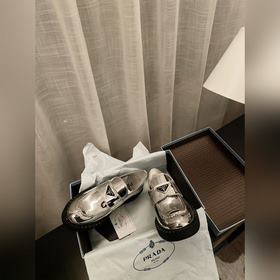 Prada. Официальный сайт Prada представляет новейшую модель лофей.