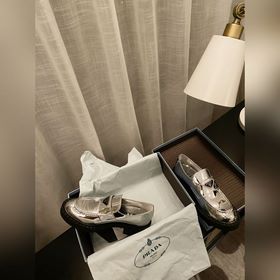 Prada. Официальный сайт Prada представляет новейшую модель лофей.