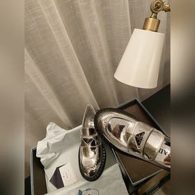 Prada. Официальный сайт Prada представляет новейшую модель лофей.