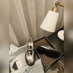 Prada. Официальный сайт Prada представляет новейшую модель лофей.