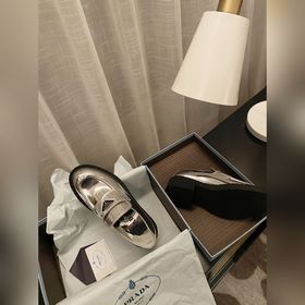 Prada. Официальный сайт Prada представляет новейшую модель лофей.