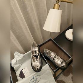 Prada. Официальный сайт Prada представляет новейшую модель лофей.