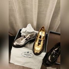 Prada. Официальный сайт Prada представляет новейшую модель лофей.