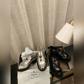 Prada. Официальный сайт Prada представляет новейшую модель лофей.