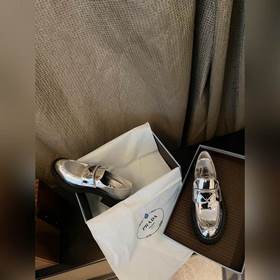 Prada. Официальный сайт Prada, новейшая модель лофей, высокое кач