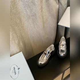 Prada. Официальный сайт Prada, новейшая модель лофей, высокое кач
