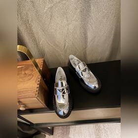 Prada. Официальный сайт Prada, новейшая модель лофей, высокое кач