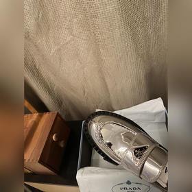 Prada. Официальный сайт Prada, новейшая модель лофей, высокое кач