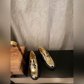 Prada. Официальный сайт Prada. Новейшая модель лофей. Высокое кач