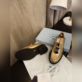 Prada. Официальный сайт Prada. Новейшая модель лофей. Высокое кач