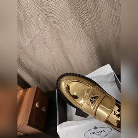 Prada. Официальный сайт Prada. Новейшая модель лофей. Высокое кач
