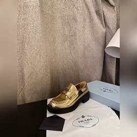 Prada. Официальный сайт Prada. Новейшая модель лофей. Высокое кач