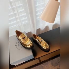 Prada. Официальный сайт Prada. Новейшая модель лофей. Высокое кач