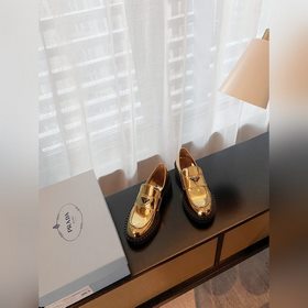 Prada. Официальный сайт Prada. Новейшая модель лофей. Высокое кач