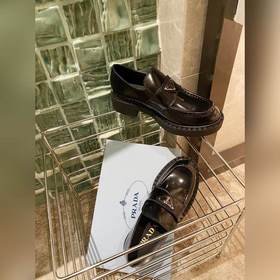 Prada. Официальный сайт Prada, новейшая модель лофей, высокое кач