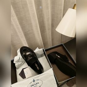 Prada. Официальный сайт Prada, новейшая модель лофей, высокое кач