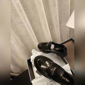 Prada. Официальный сайт Prada, новейшая модель лофей, высокое кач