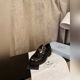 Prada. Официальный сайт Prada. Новейшая модель лофей. Высокое кач