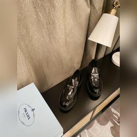 Prada. Официальный сайт Prada. Новейшая модель лофей. Высокое кач