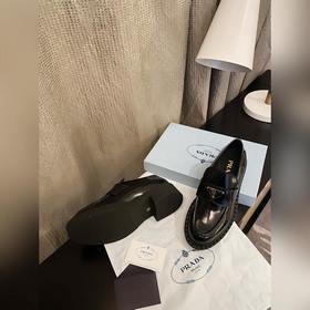 Prada. Официальный сайт Prada. Новейшая модель лофей. Высокое кач