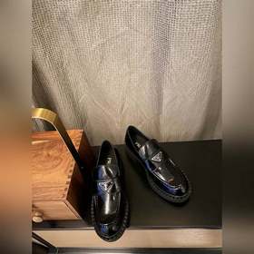 Prada. Официальный сайт Prada. Новейшая модель лофей. Высокое кач
