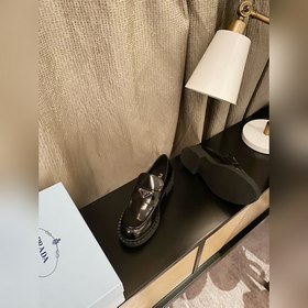 Prada. Официальный сайт Prada. Новейшая модель лофей. Высокое кач