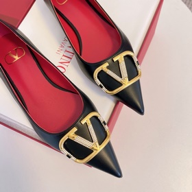 Сандалии Valentino с большой V-образной пряжкой и стразами, новей