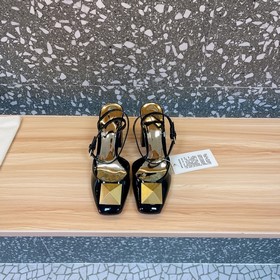 Высокие босоножки Valen*tino ONE STUD из серии ONE STUD. Уникальн
