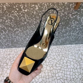 Высокие босоножки Valen*tino ONE STUD из серии ONE STUD. Уникальн