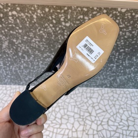 Высокие босоножки Valen*tino ONE STUD из серии ONE STUD. Уникальн