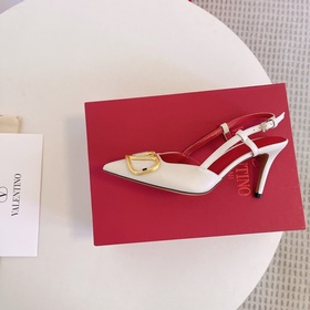 Сандалии Valentino с большой V-образной пряжкой и стразами, новей