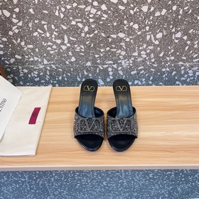 Valentino. Новейшая коллекция обуви Valentino VLogo с застежкамиз