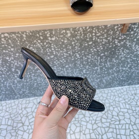 Valentino. Новейшая коллекция обуви Valentino VLogo с застежкамиз