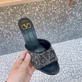 Valentino. Новейшая коллекция обуви Valentino VLogo с застежкамиз