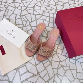 Valentino. Новейшая коллекция обуви Valentino VLogo с застежкамиз