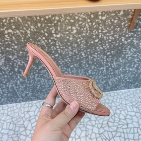 Valentino. Новейшая коллекция обуви Valentino VLogo с застежкамиз