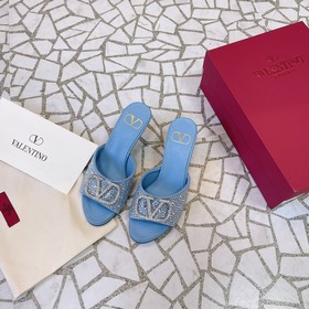 Valentino. Новейшая коллекция обуви Valentino VLogo с застежкамиз
