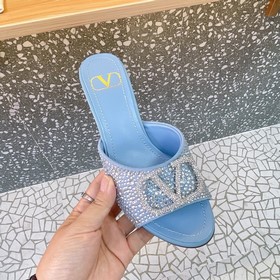 Valentino. Новейшая коллекция обуви Valentino VLogo с застежкамиз